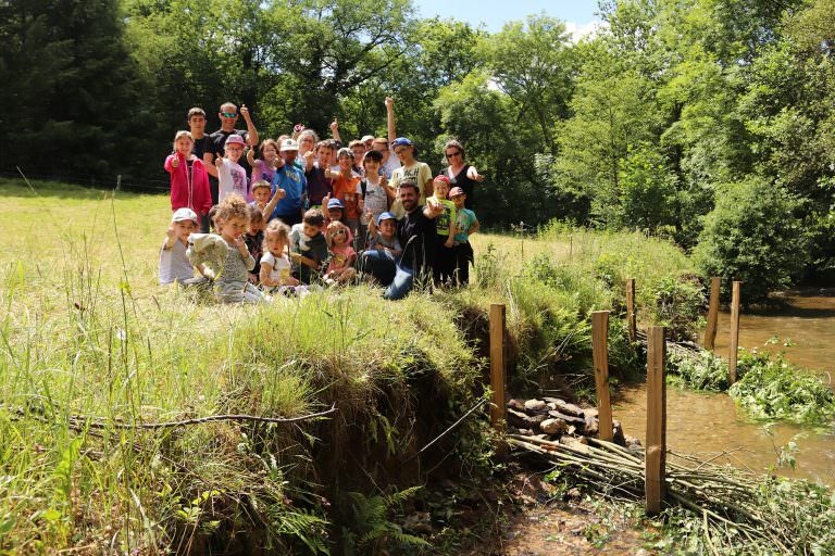 Une école au bord de l'eau