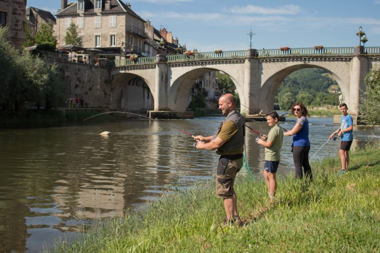 Une pêche en famille en rivière