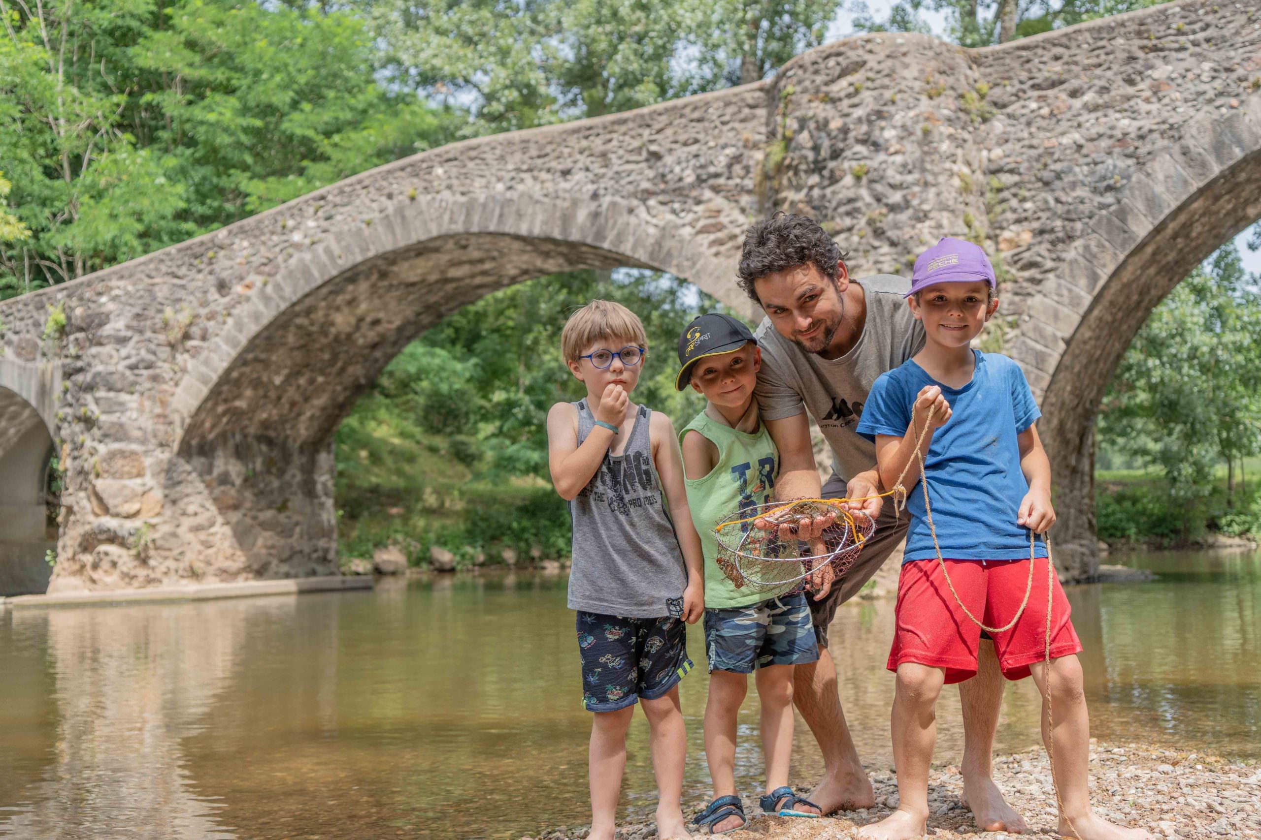 Pêche des écrevisses en famille